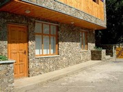 Камень песчаник-зелёный, жёлтый, серый, красный.