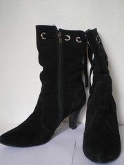 продаю сапожки натуральный замш черные демисезон р.38 новые хорош. кач